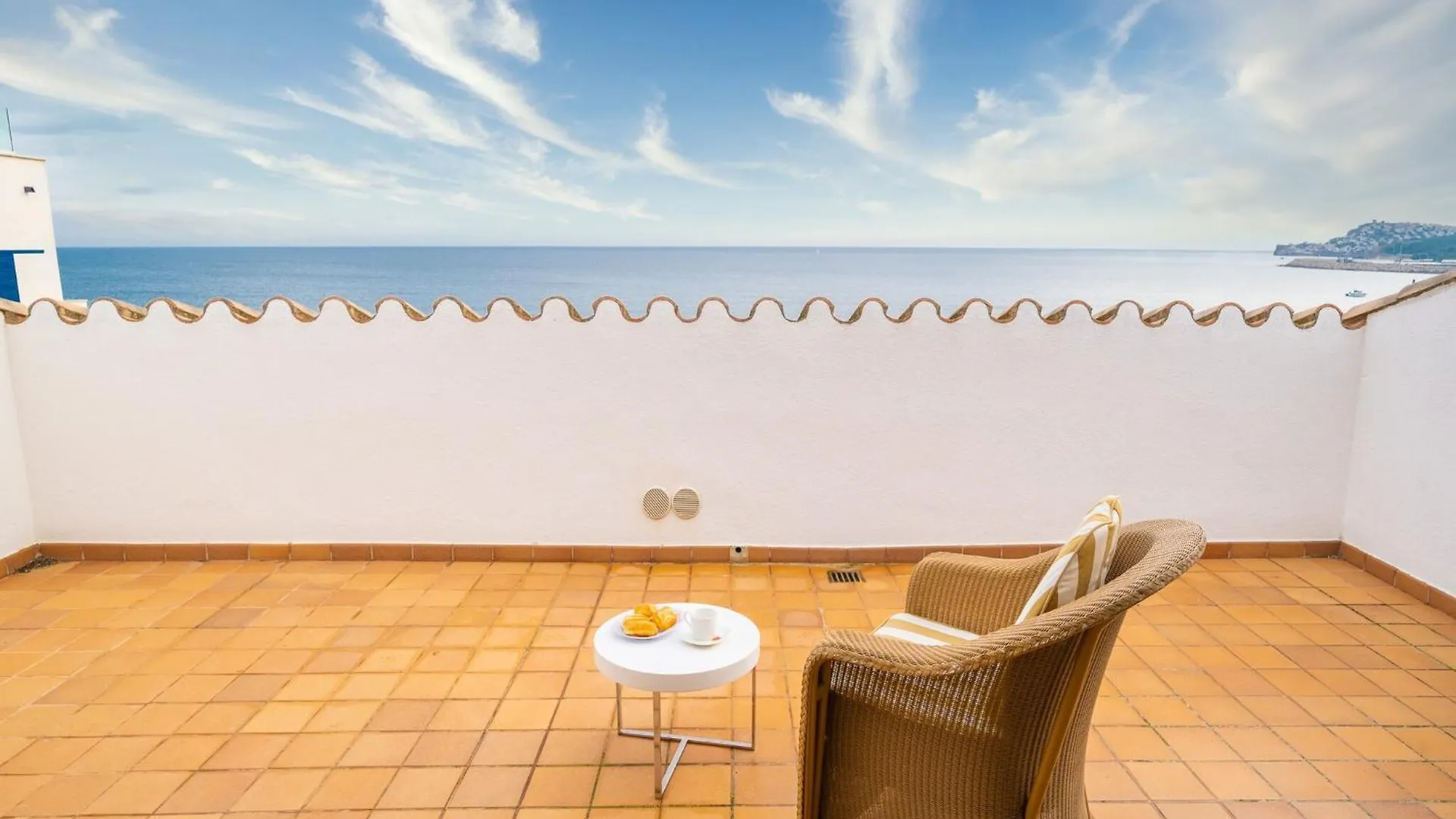 Beachfront Apartment In L' Escala